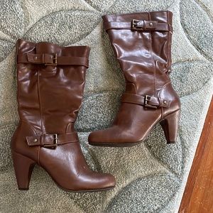 Brown heeled boots, round toe